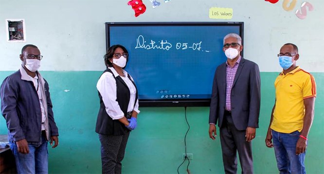 Pizarras digitales llegan a las escuelas de la regional 05 de educacin
