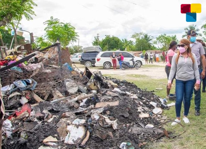 Gobernadora gestiona construcción viviendas se quemaron en batey Canutillo de Quisqueya