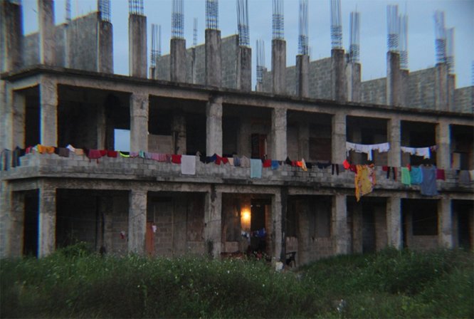 Escuela ocupada por ilegales haitianos